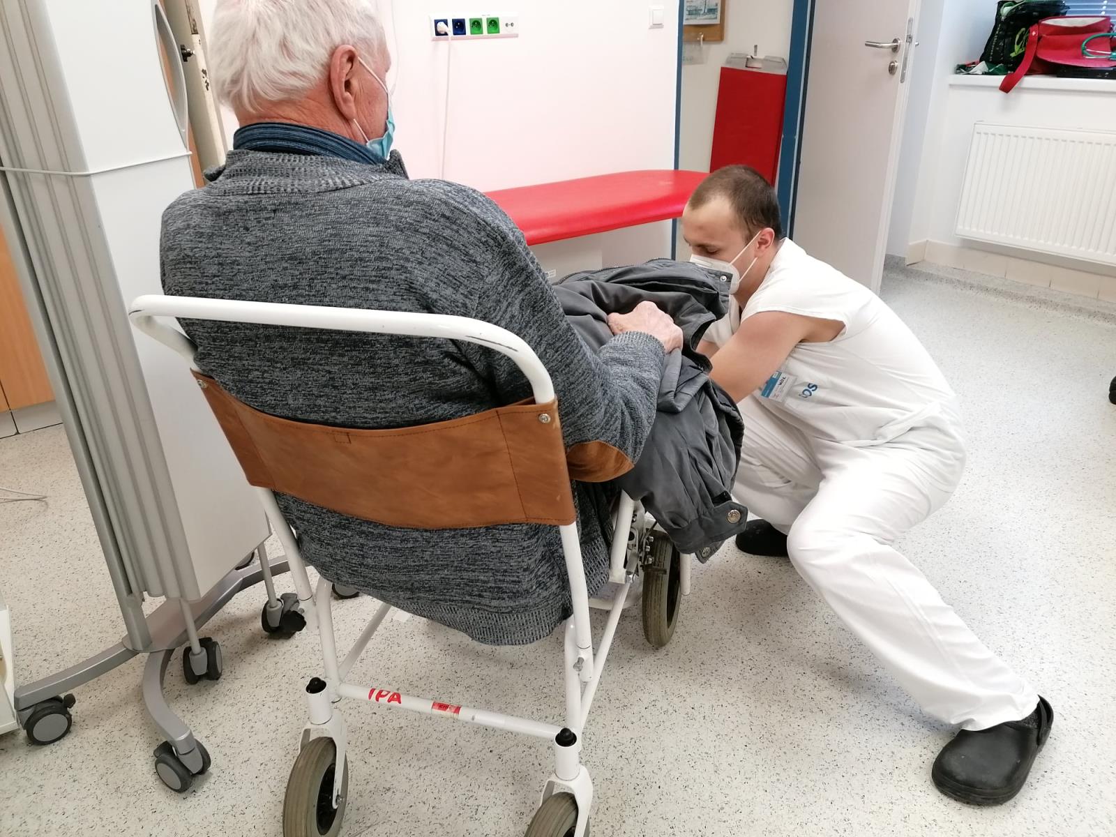 KVY_hasiči pomáhají v nemocnici v Novém městě na Moravě.jpg