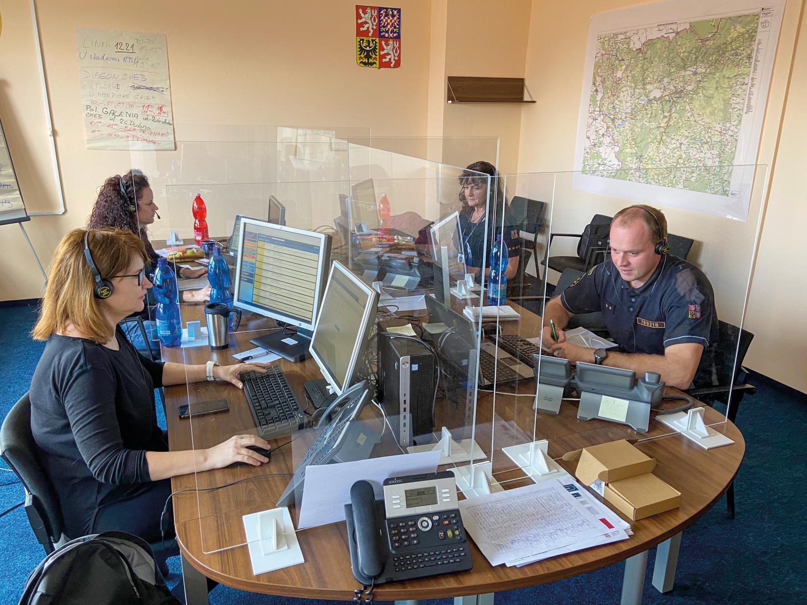 Pracovníci Krajského call centra v budově ředitelství HZS KVK