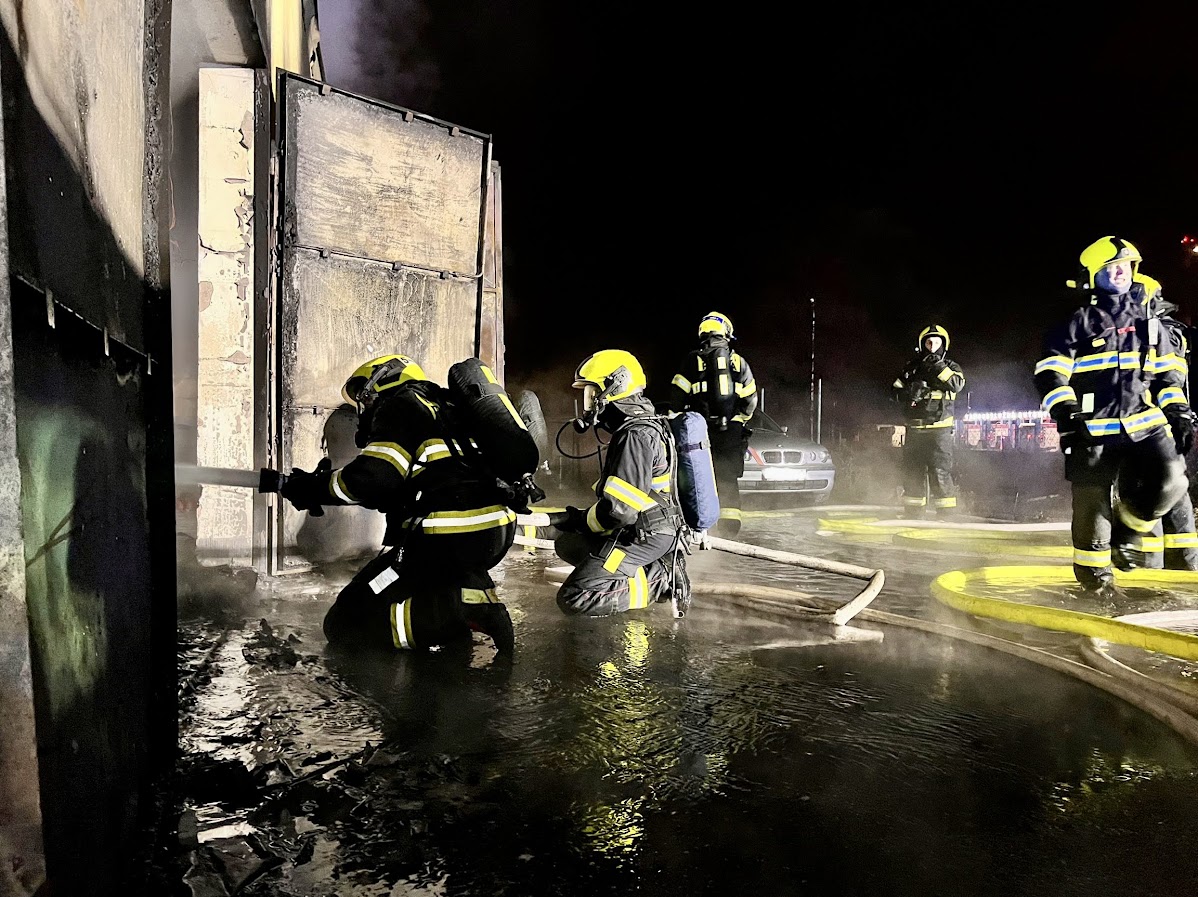 PHA_Požár autoservisu v Praze 15_2.jpg