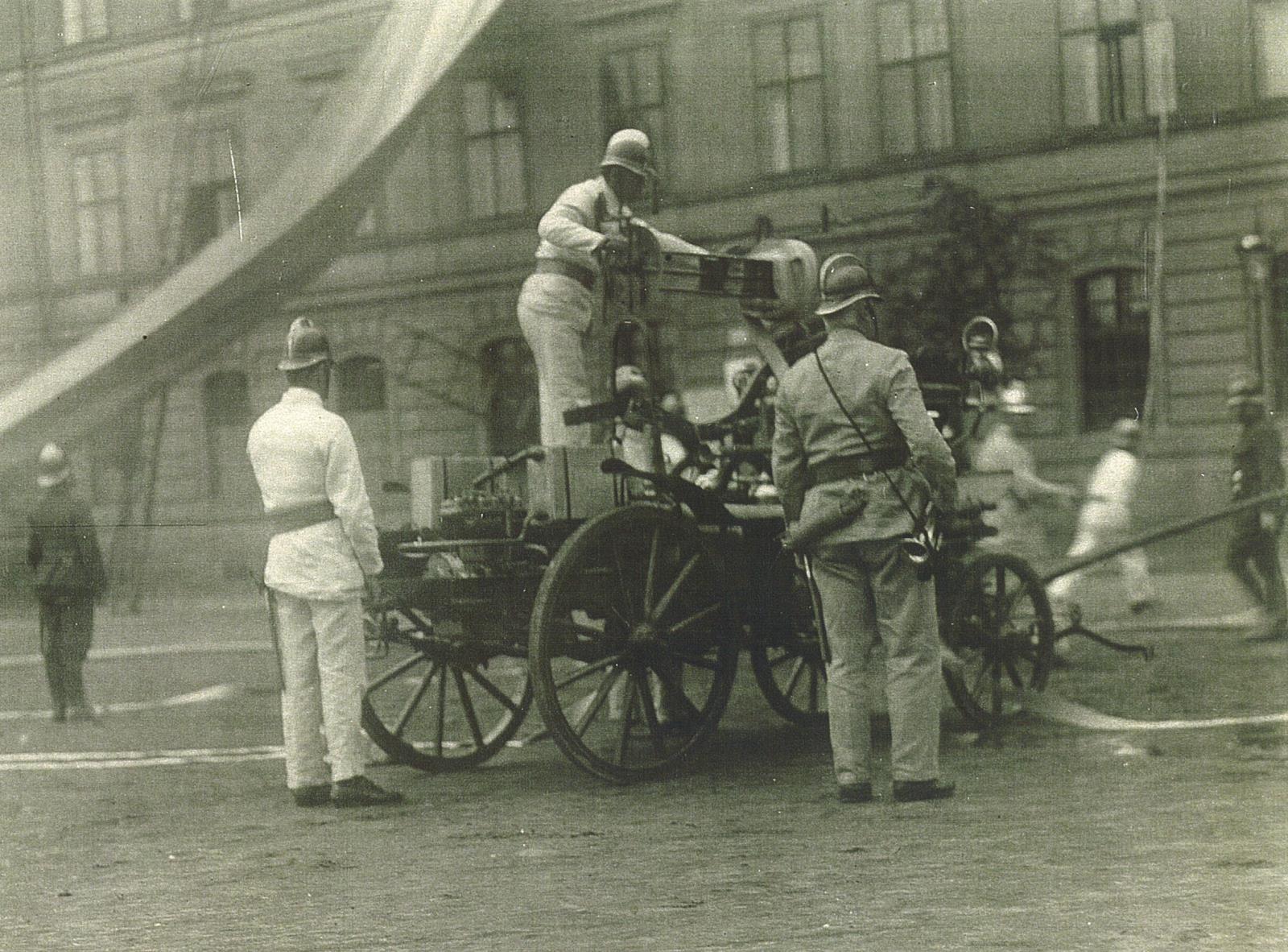 Hasičské cvičení kasárna 18.pěšího pluku - 1930.jpg