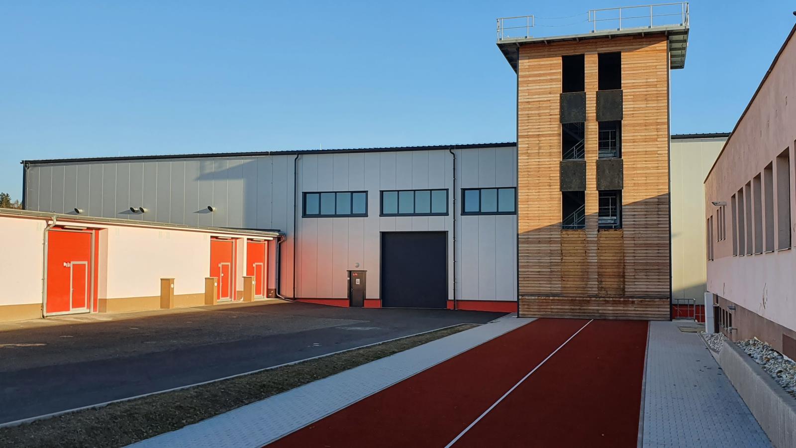 Krytá výcviková hala.jpg