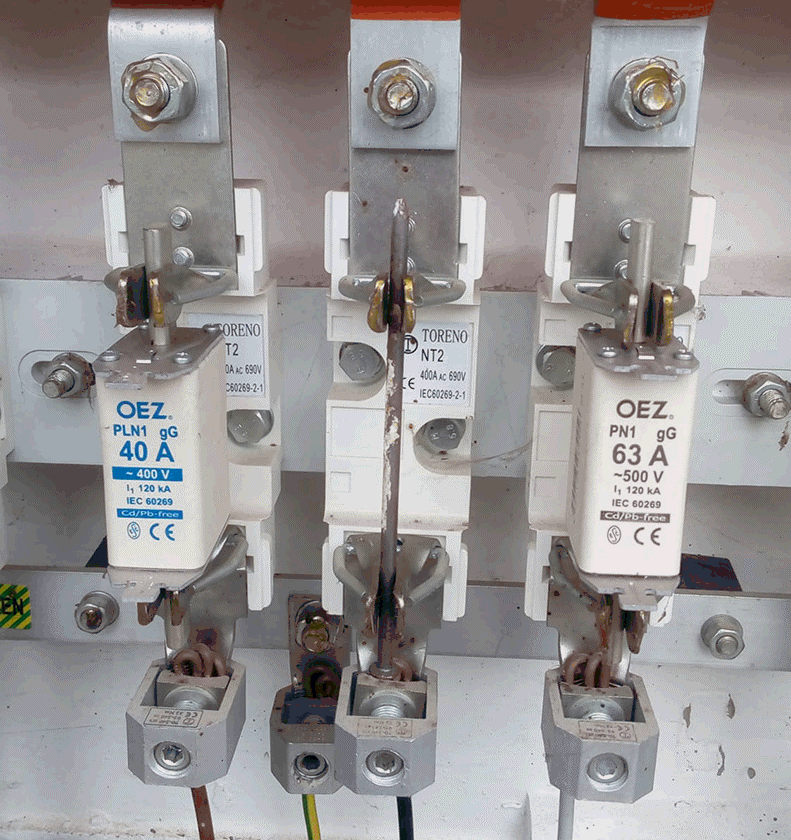 I takto může vypadat „odborná oprava“ – výměna pojistky za hřebík