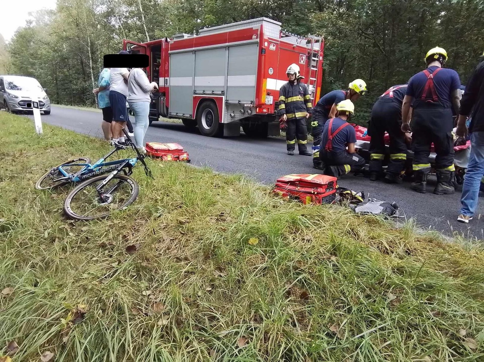 HZS ÚLK_DN_osobní auto srazilo cyklistu.jpg