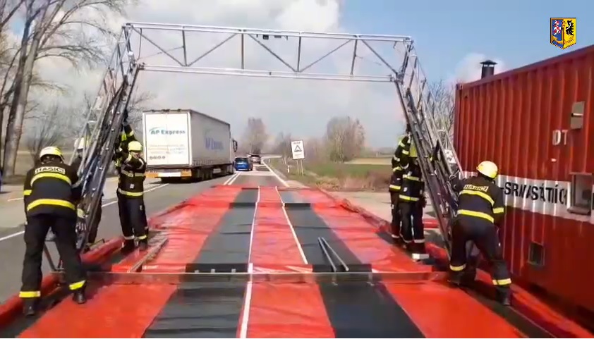Hasiči staví dekontaminační rohož.jpg