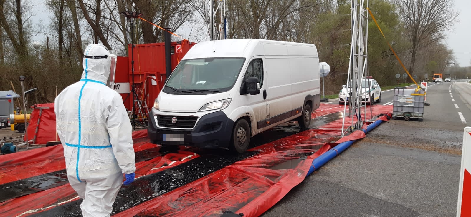 Dekontaminace na hranicích se Slovenskem (2).jpeg