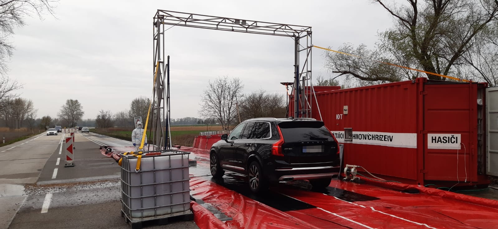 Dekontaminace na hranicích se Slovenskem.jpeg