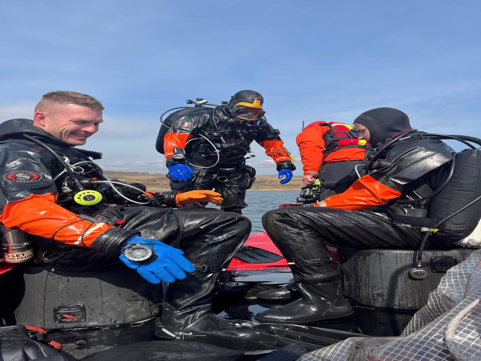 Výcvik na jezeře Most_hasičtí potapěči po vynoření.jpg