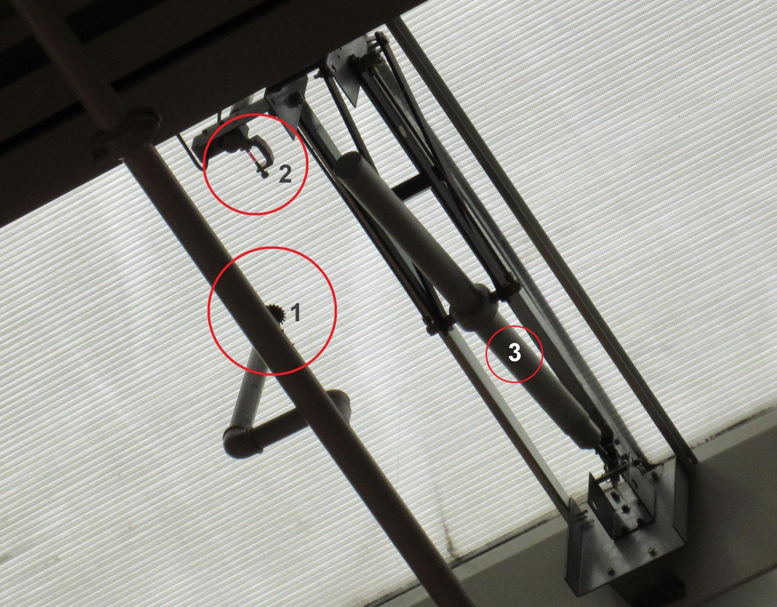 Obr.3 - Pneumaticky ovládaná střešní klapka: 1 – sprinkler, 2 – tepelná pojistka k samočinnému otevření klapky, 3 – pneumatický válec s obsahem CO2