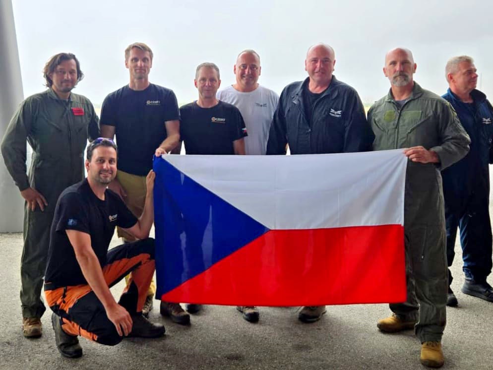 Odjezd z Řecka_společné foto týmu.jpg