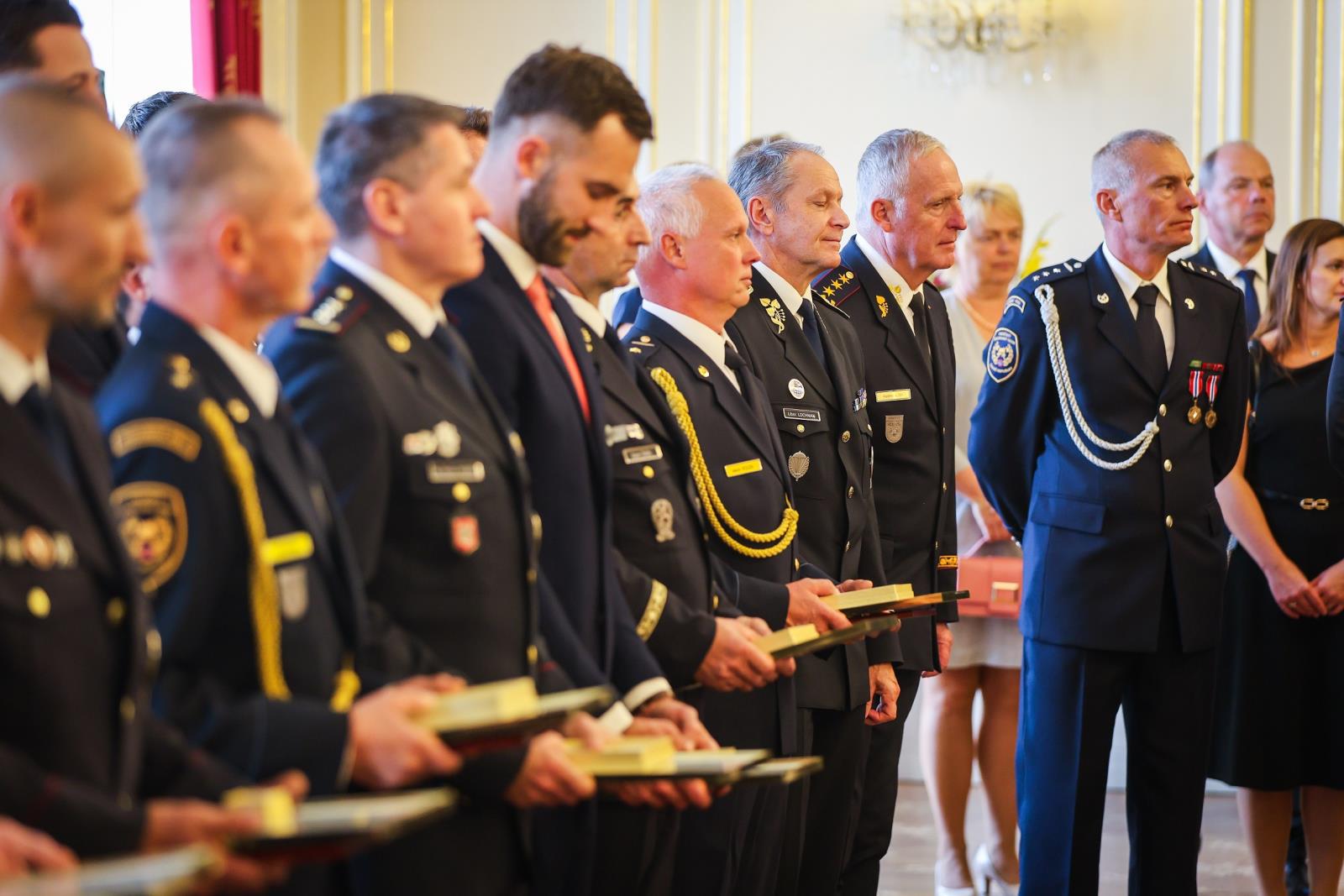 Hasiči převzali z rukou prezidenta Zlatý záchranářský kříž (5).jpg