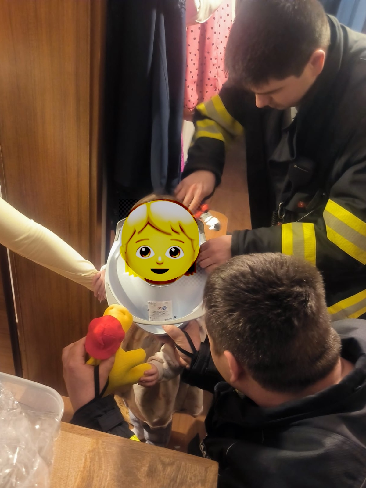 002-Sundání dětského nástavce na WC z krku.jpeg