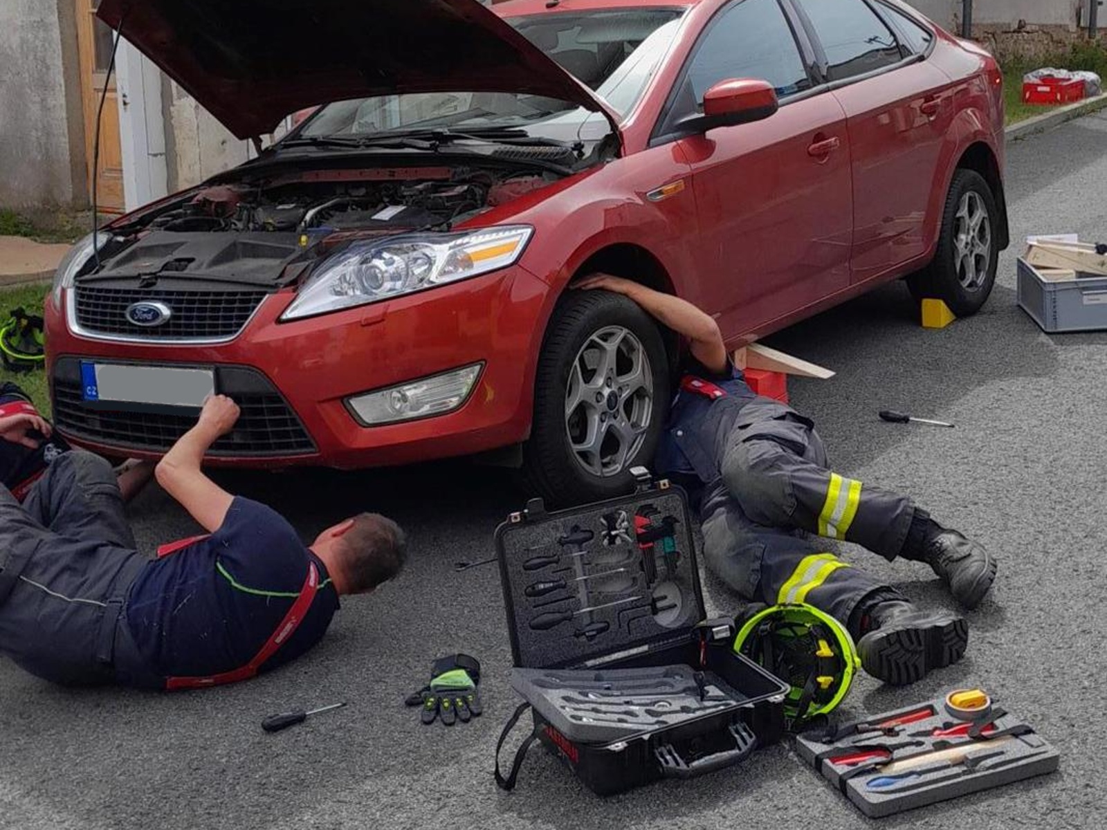 016-Uvězněný králík v motoru auta.jpg