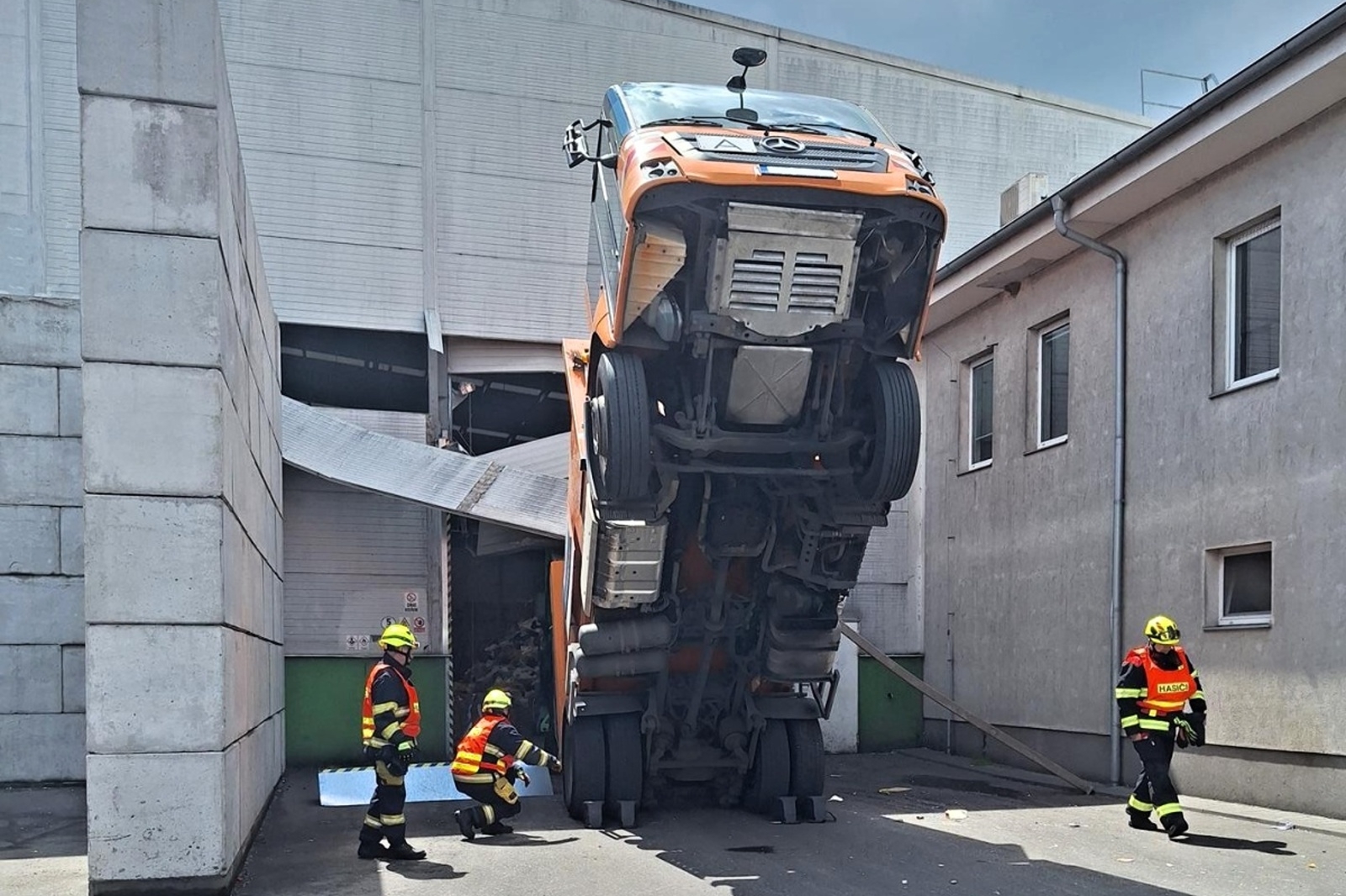 032-Záchrana řidiče sběrného vozu.jpg