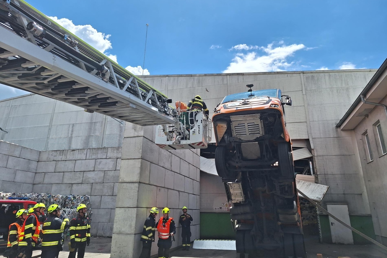 034-Záchrana řidiče sběrného vozu.jpg