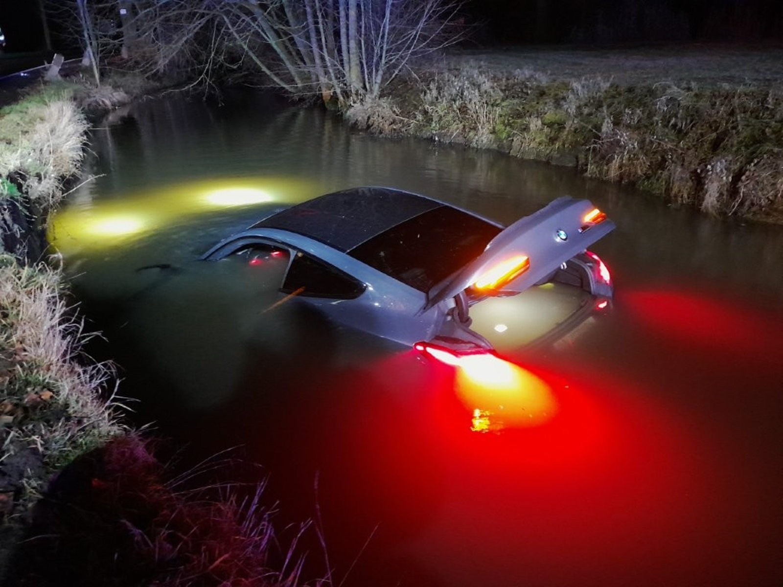 048-Auto ve Štítarském potoce-1.jpg