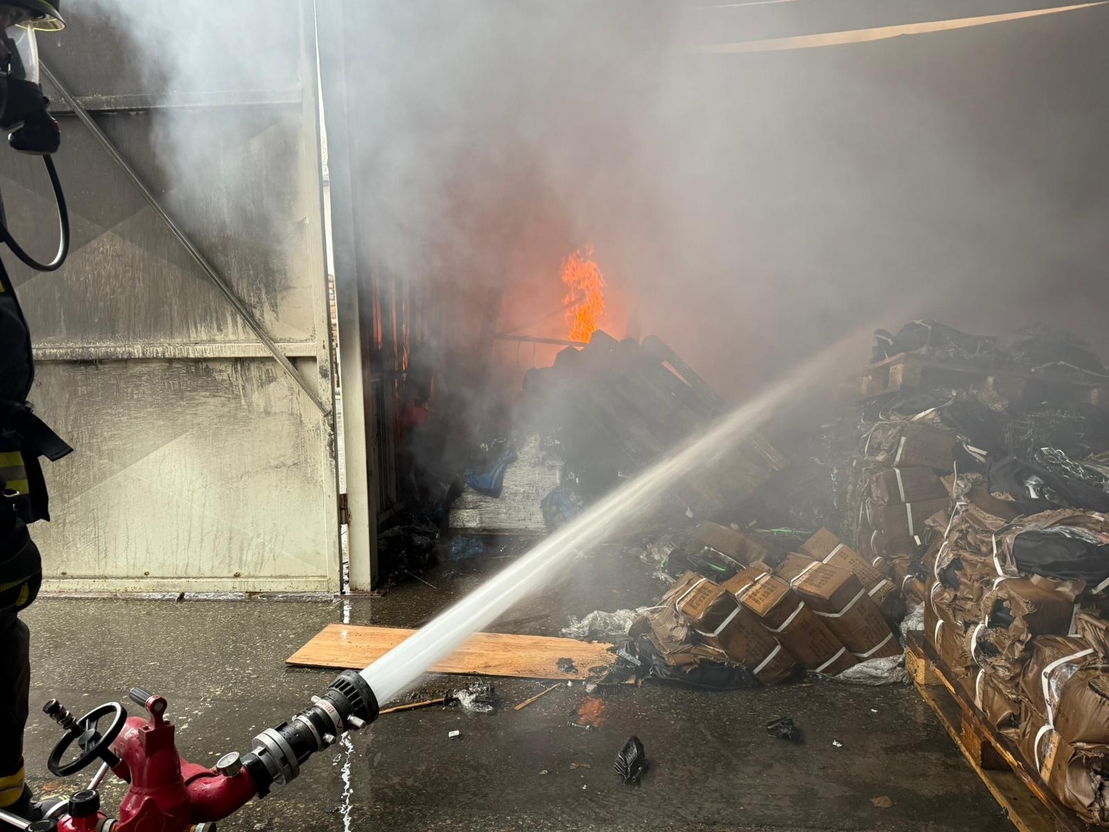 023-Požár hal Nehvizdy.jpg