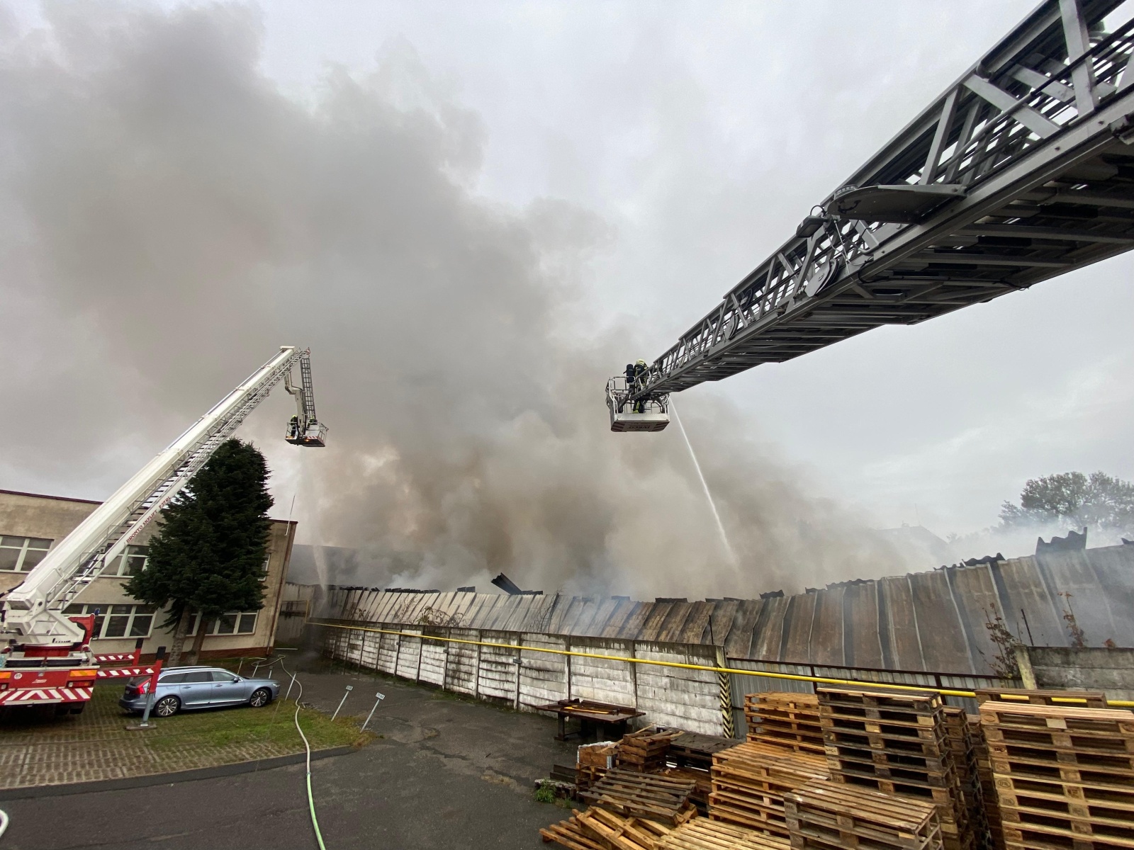 026-Požár hal Nehvizdy.jpg