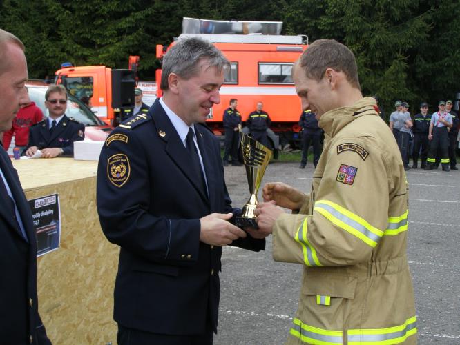 Cenu od ředitele soutěže plk. Romana Studeného přebírá mistr v těchto disciplínách Lukáš Novák