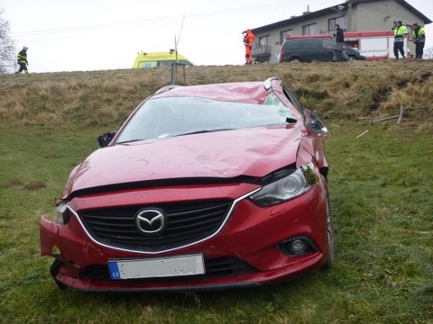 Na ledovce v obci Vlčkovice (silnice č. 312) havaroval i řidič s Mazdou.