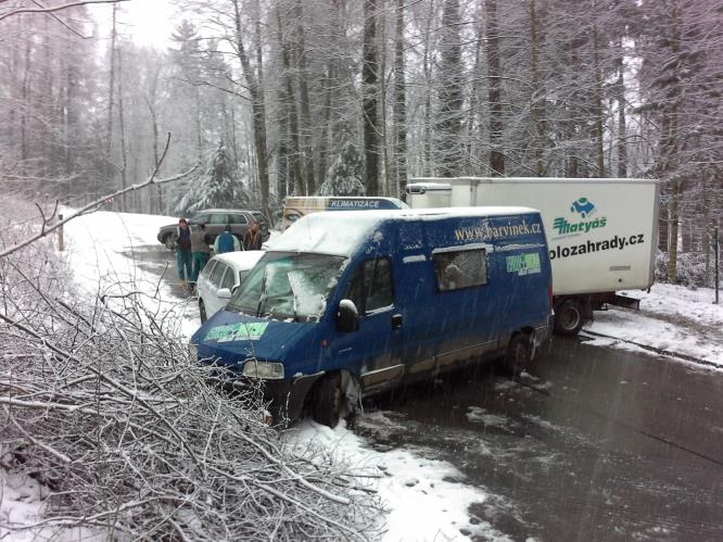 Asi šest vozidel zablokovalo vozovku na silnici u Brandýsa nad Orlicí
