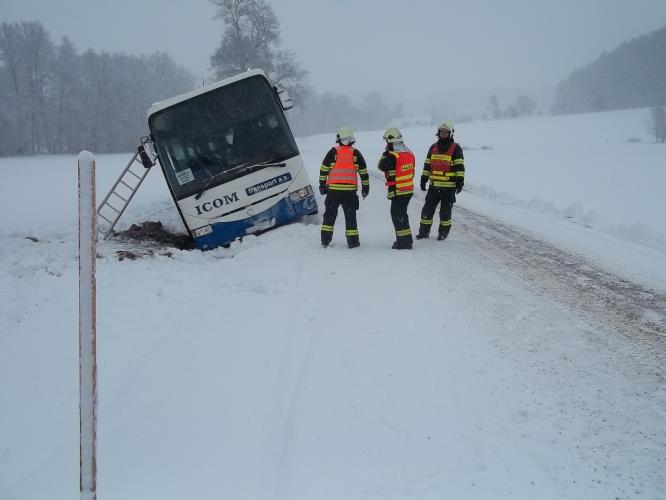 Z autobusu, který zapadl v Kunvaldu bylo evakuováno celkem 9 osob