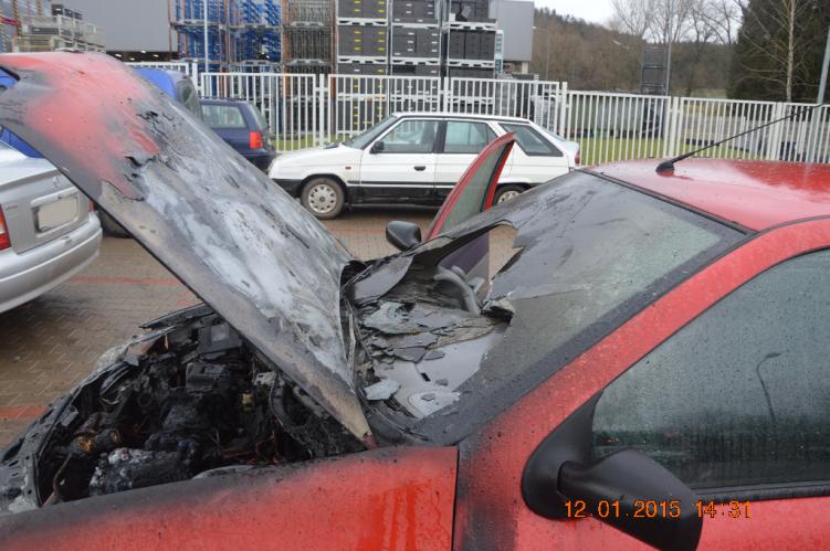 Požár auta způsobila závada na elektroinstalaci