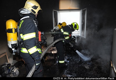 Likvidace požáru domácnosti , foto HZS hl. m. Prahy