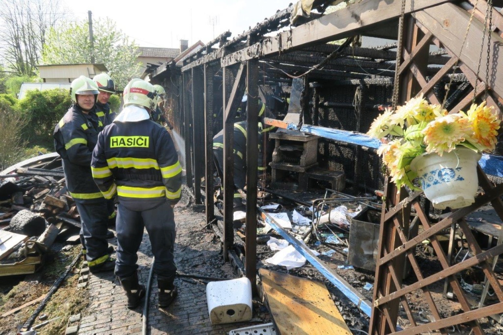 22_4_2018 požár krbu, pergoly a přístřešku Hořehledy (1).jpg