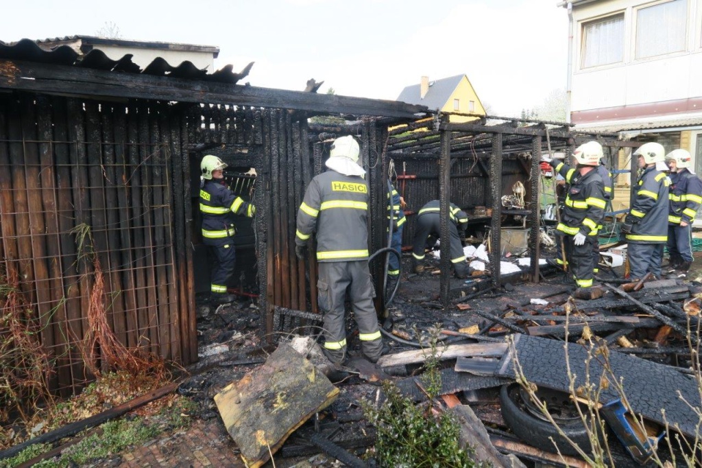 22_4_2018 požár krbu, pergoly a přístřešku Hořehledy (3).jpg