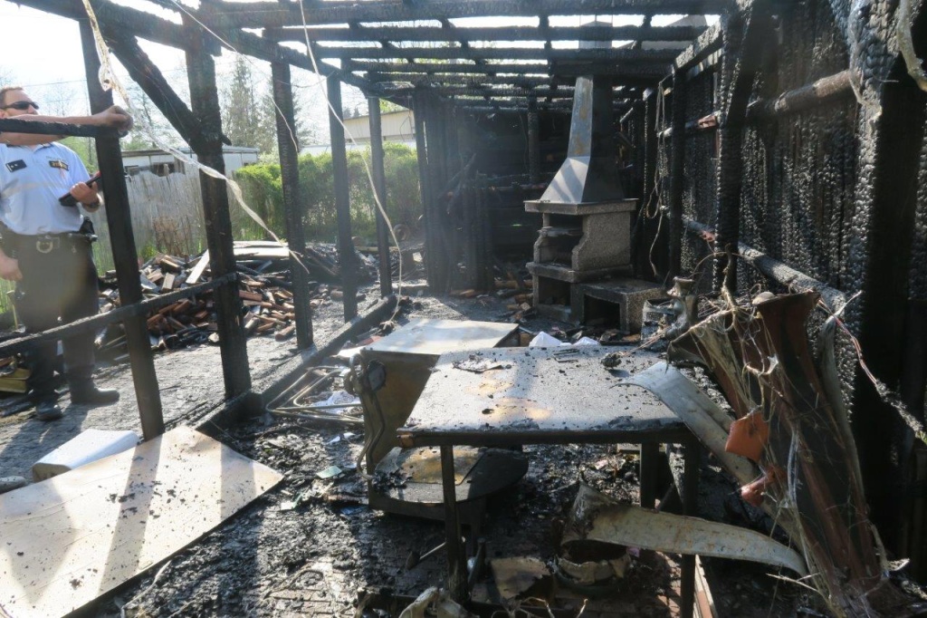 22_4_2018 požár krbu, pergoly a přístřešku Hořehledy (4).jpg