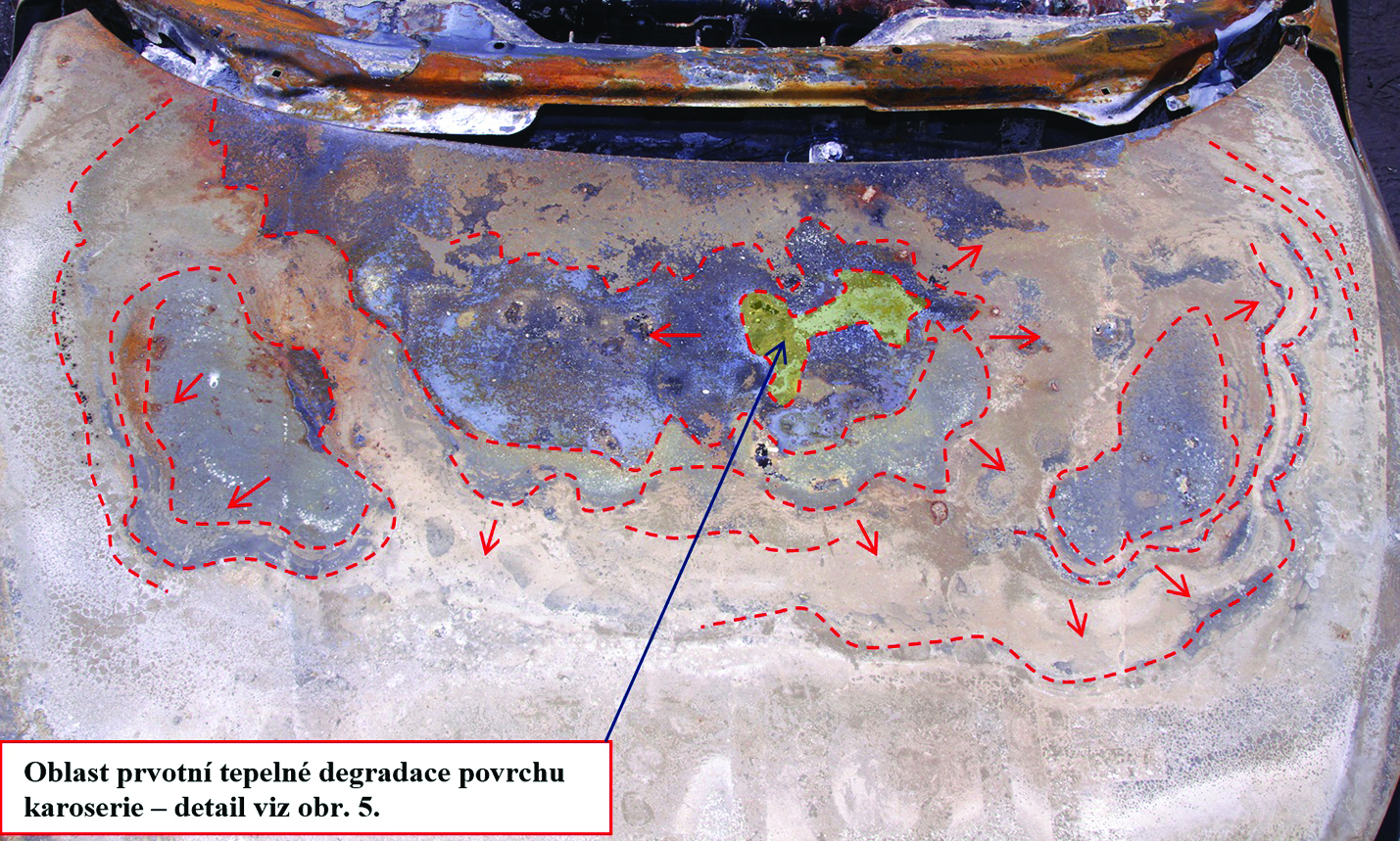 Obr. 4 Pohled na stopy tepelné degradace karoserie. Šipky ukazují směr tepelného působení a nárůst plochy tepelné degradace karoserie