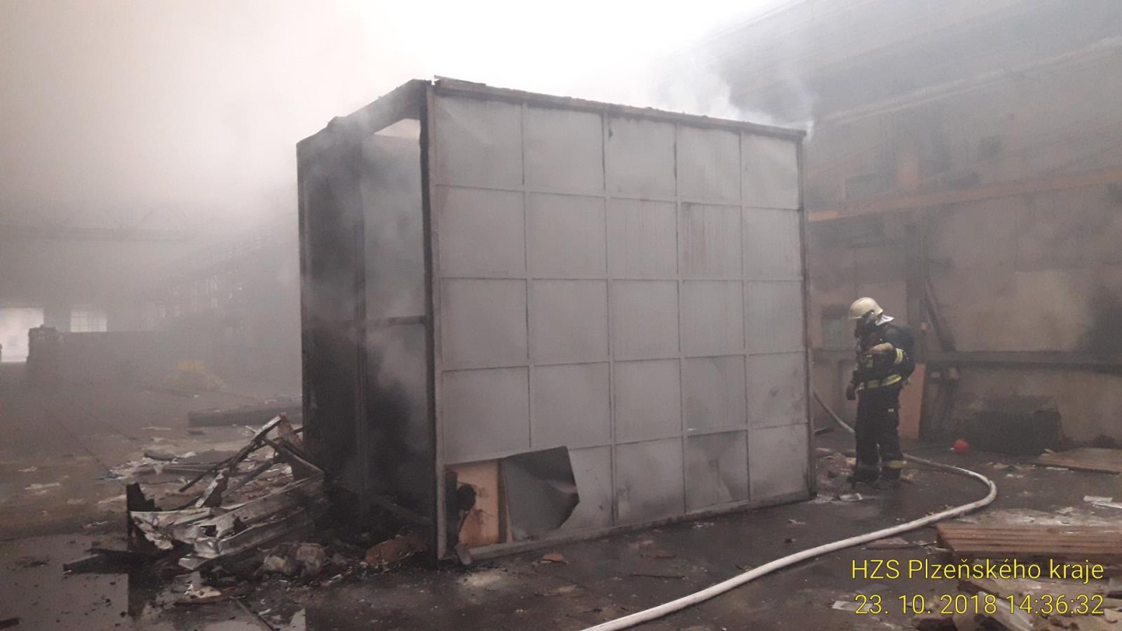 23_10_2018 požár buňky v hale (1).jpg
