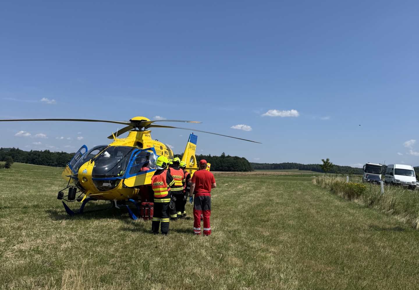 Zraněný řidič motocyklu byl letecky transportován do nemocnice také v neděli