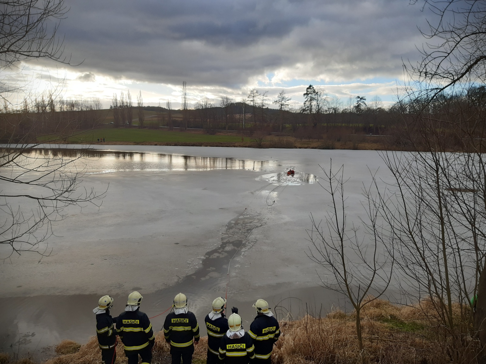 001-Hasiči u srny uprostřed nádrže.jpg