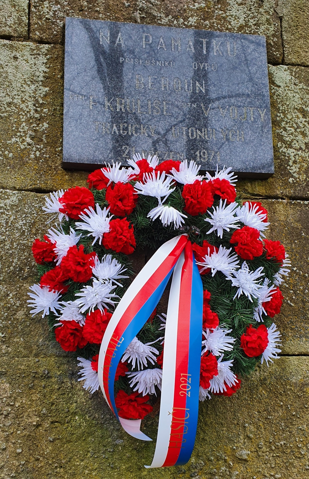 001-Pamětní deska u berounského jezu.jpg