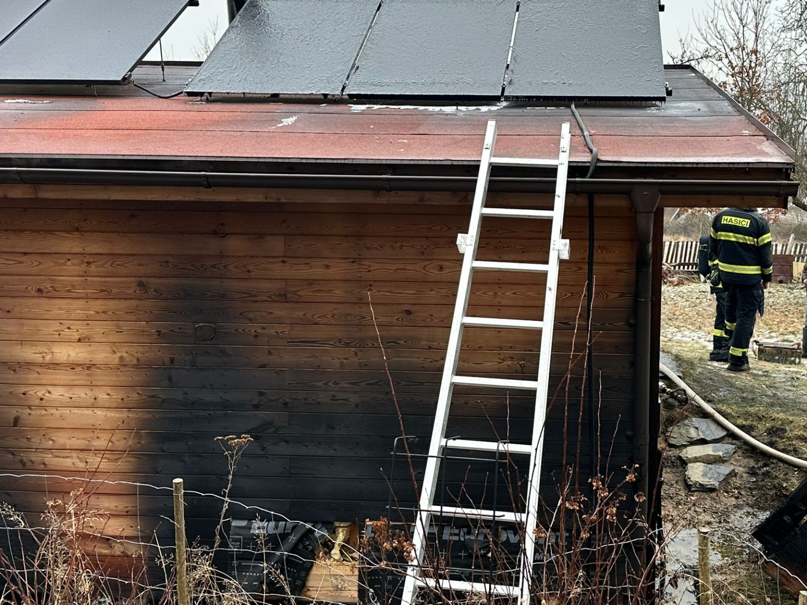 001-Požár dřevěné chaty v obci Kostelní Střimelice na Říčansku.jpeg