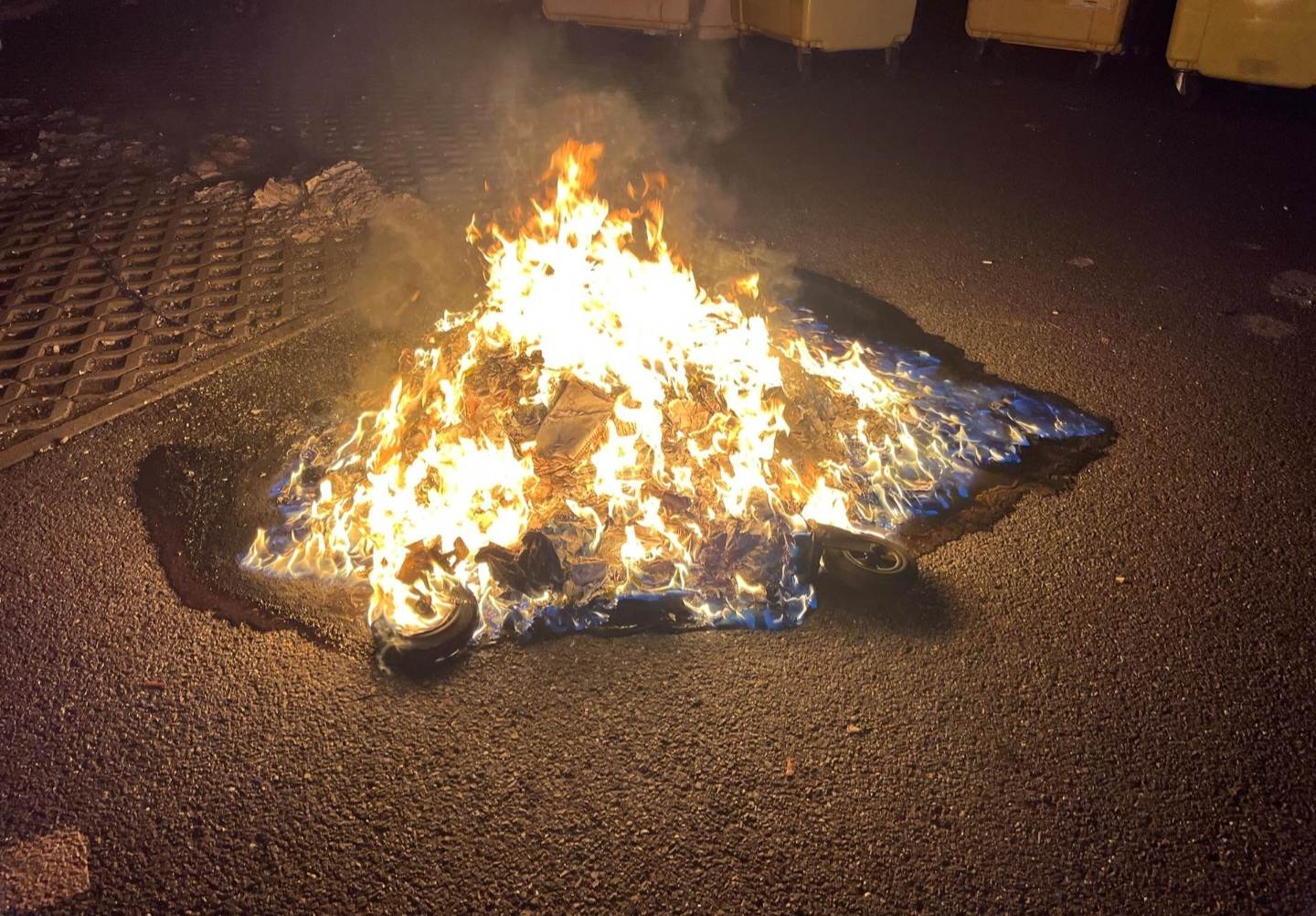 001-Požár od zábavní pyrotechniky - plastový kontejner v Jesenici v okrese Praha-západ.jpg