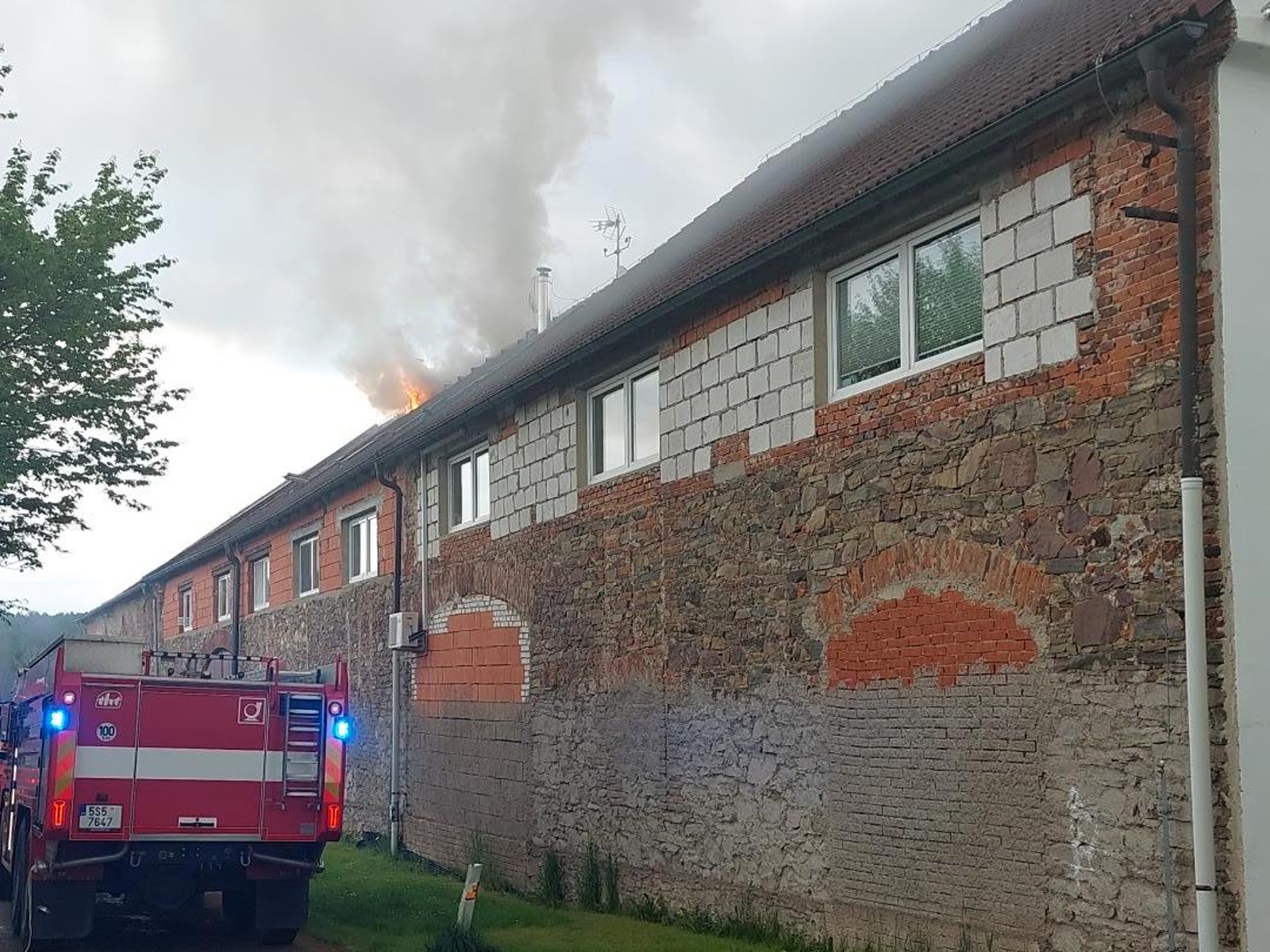 001-Požár půdního prostoru na bývalém statku v Trhových Dušníkách.jpg