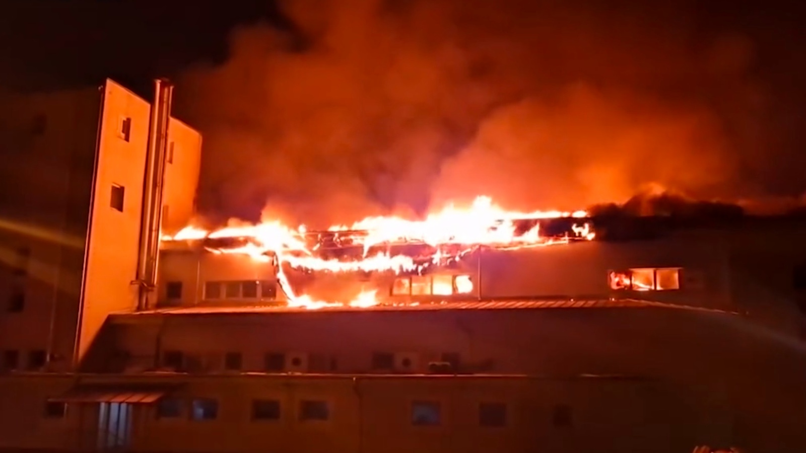 001-Rozsáhlý požár pekárny v Beouně likvidovaný ve třetím poplachovém stupni.jpg