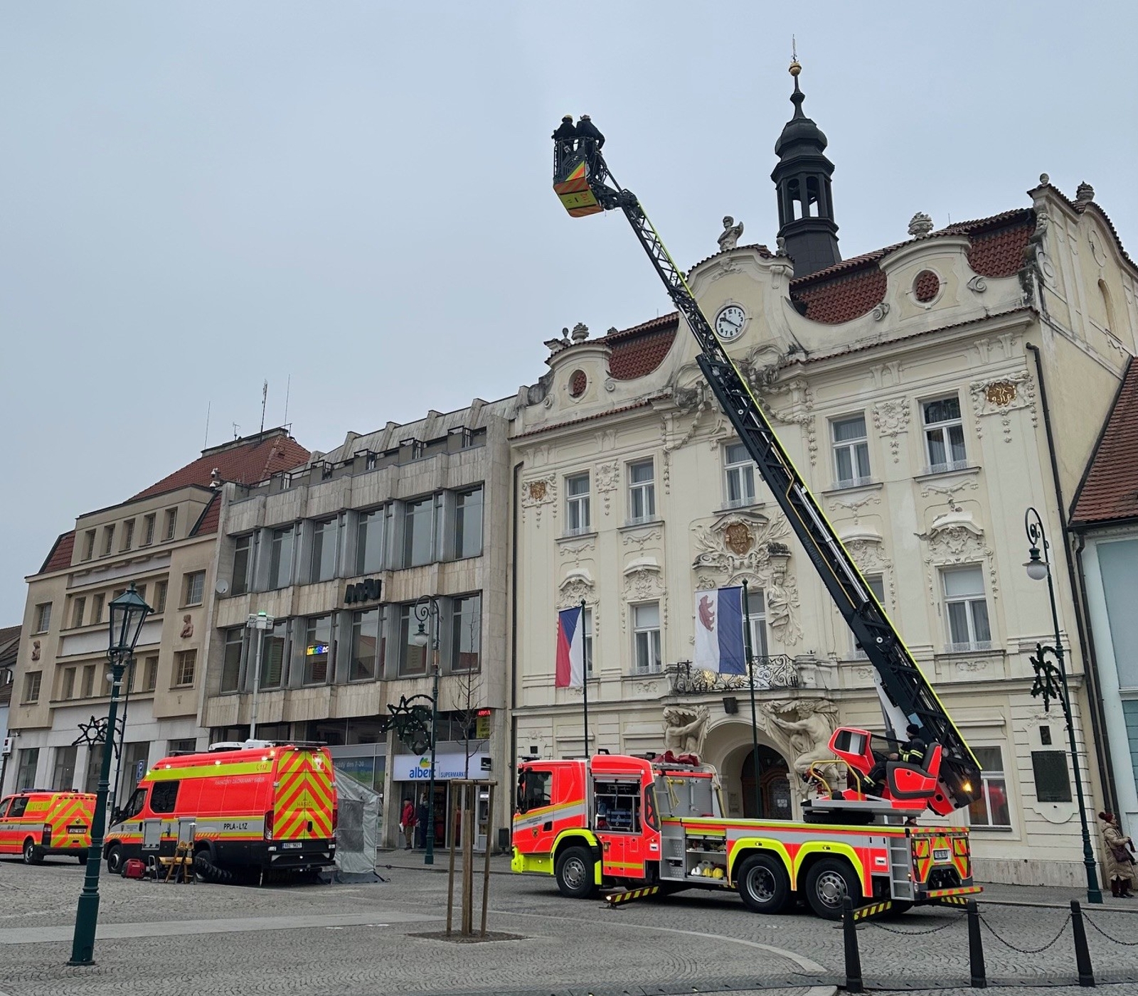 001-Ukázka nové hasičské techniky před berounskou radnicí.jpg