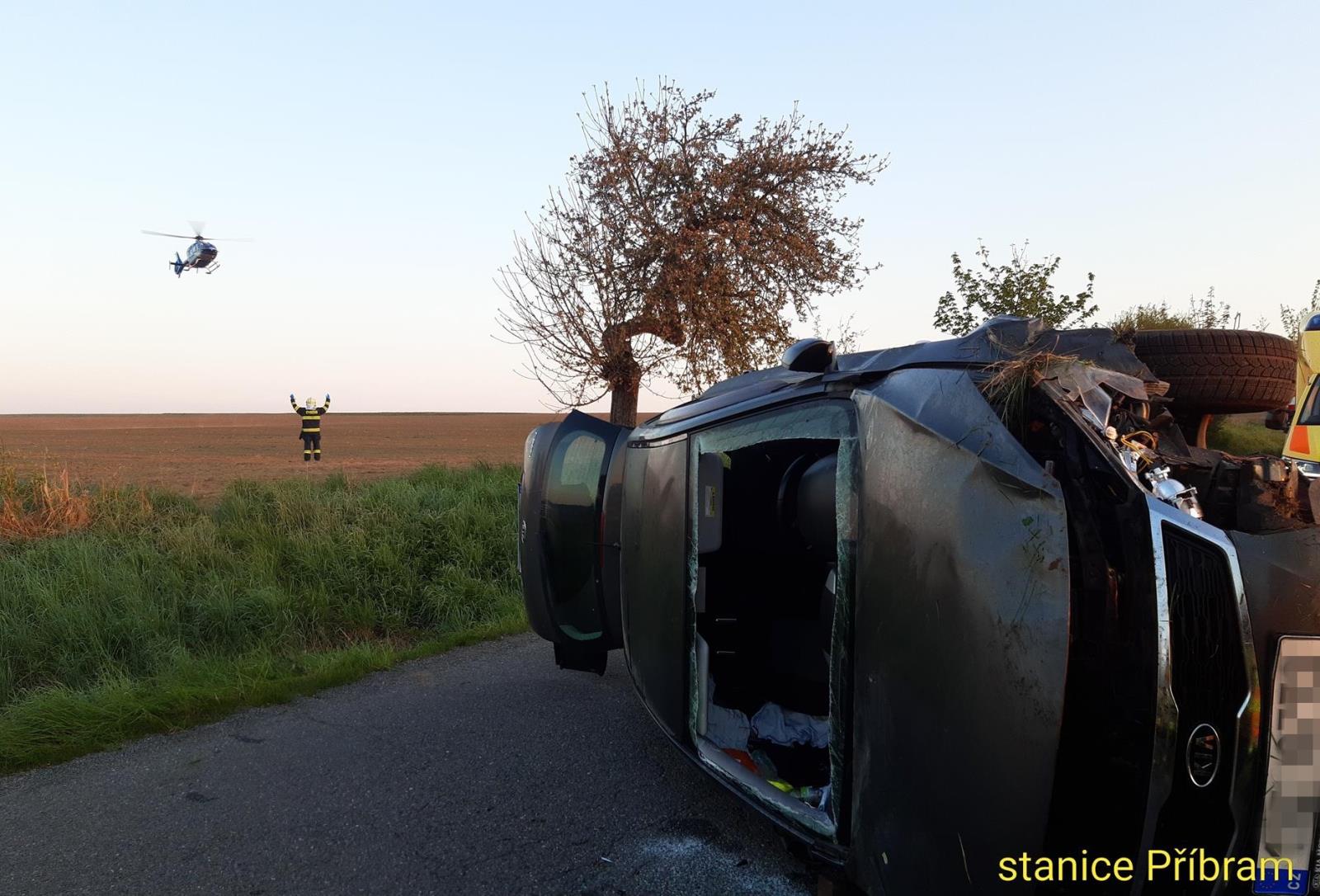 001 - osobní automobil na boku u Višňové.jpg