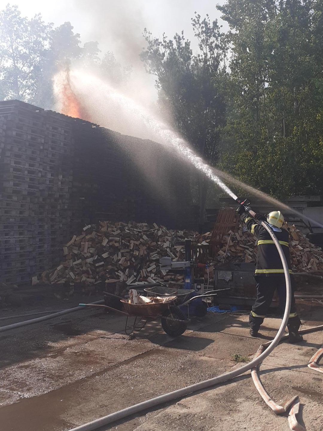 001 - požár palet Milovice.jpg