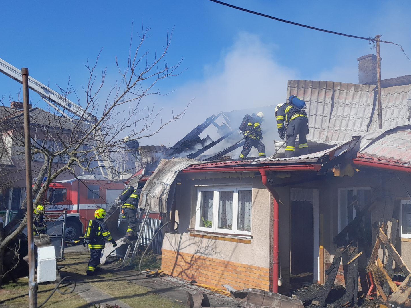 001 - požár rodinného dobmu Chotěšice.jpg
