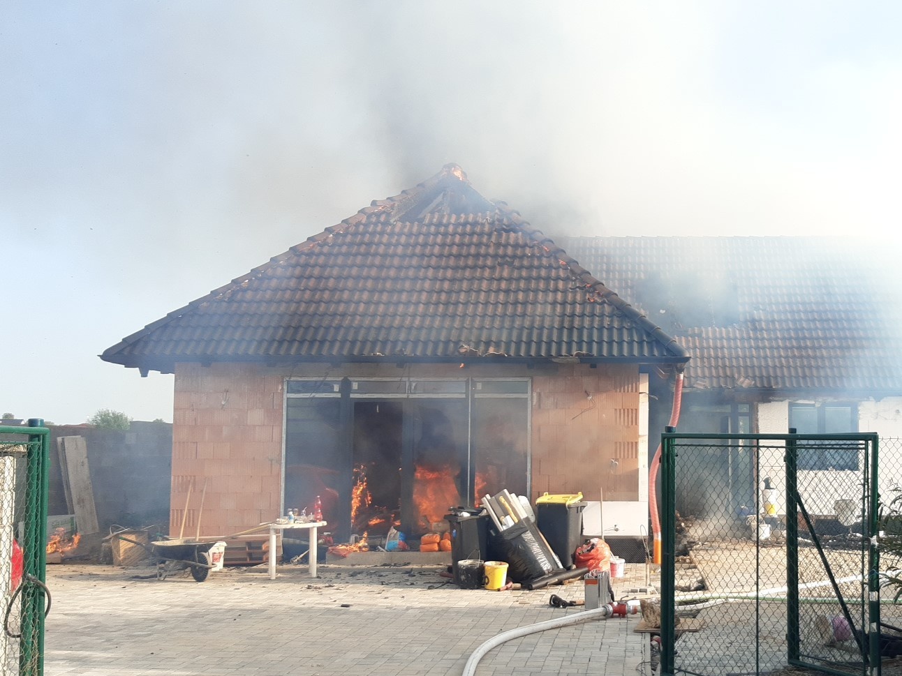 001 - požár rodinného dobu Sibřina.jpg
