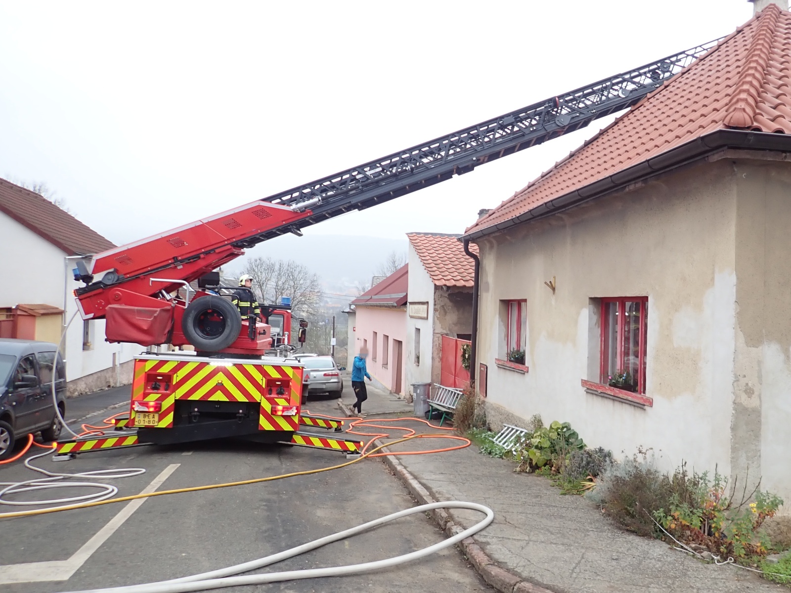 001 - zásah výškové techniky při požáru střechy domu.JPG