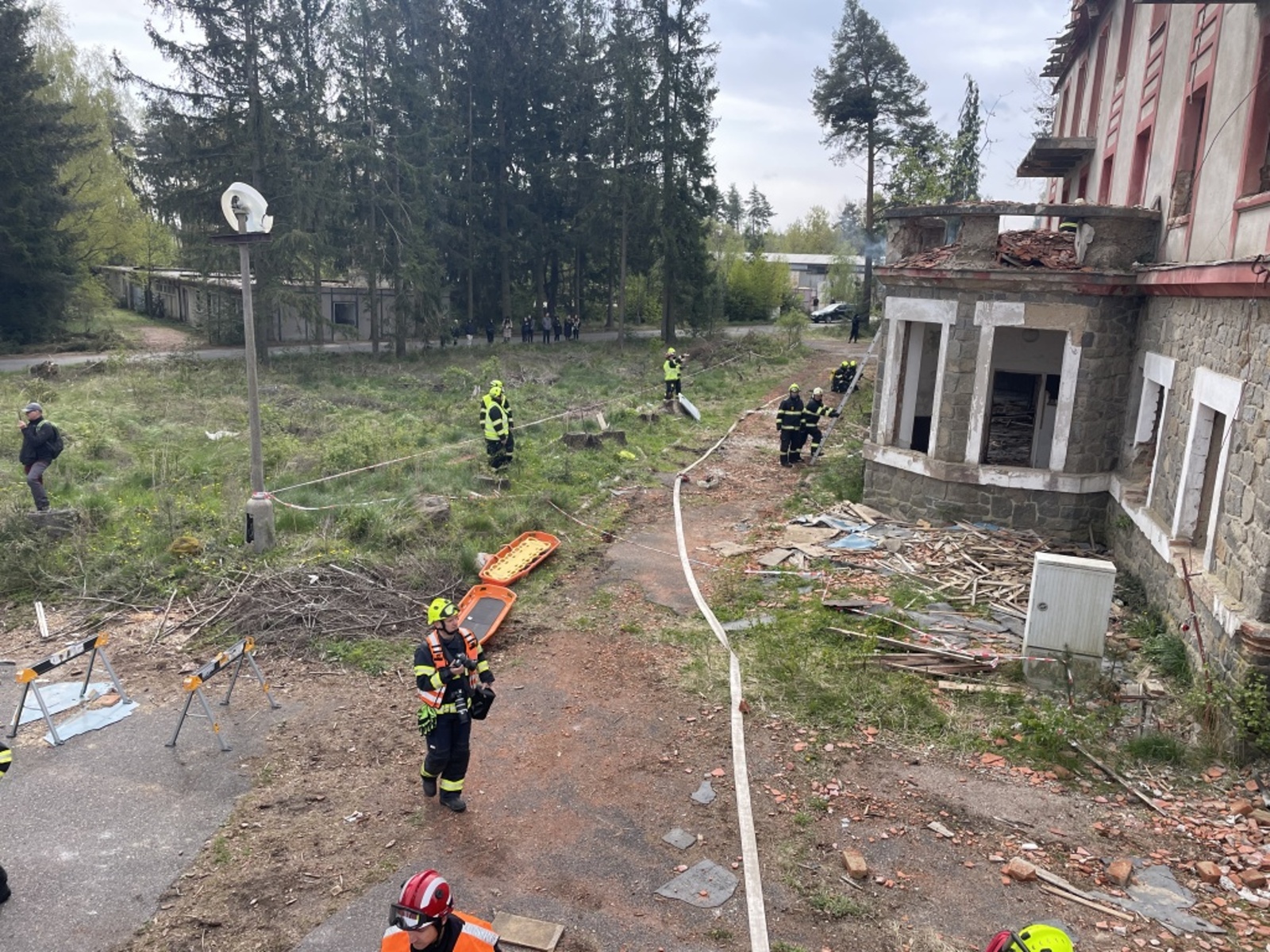 002-Cvičení složek IZS zaměřené na záchranu osob po destrukci objektu.JPG