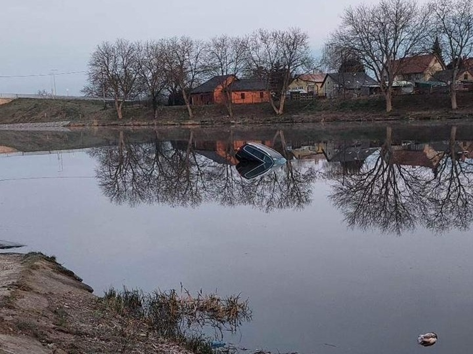 002-Osobní automobil v plavebním kanálu v Lužci nad Vltavou.jpg