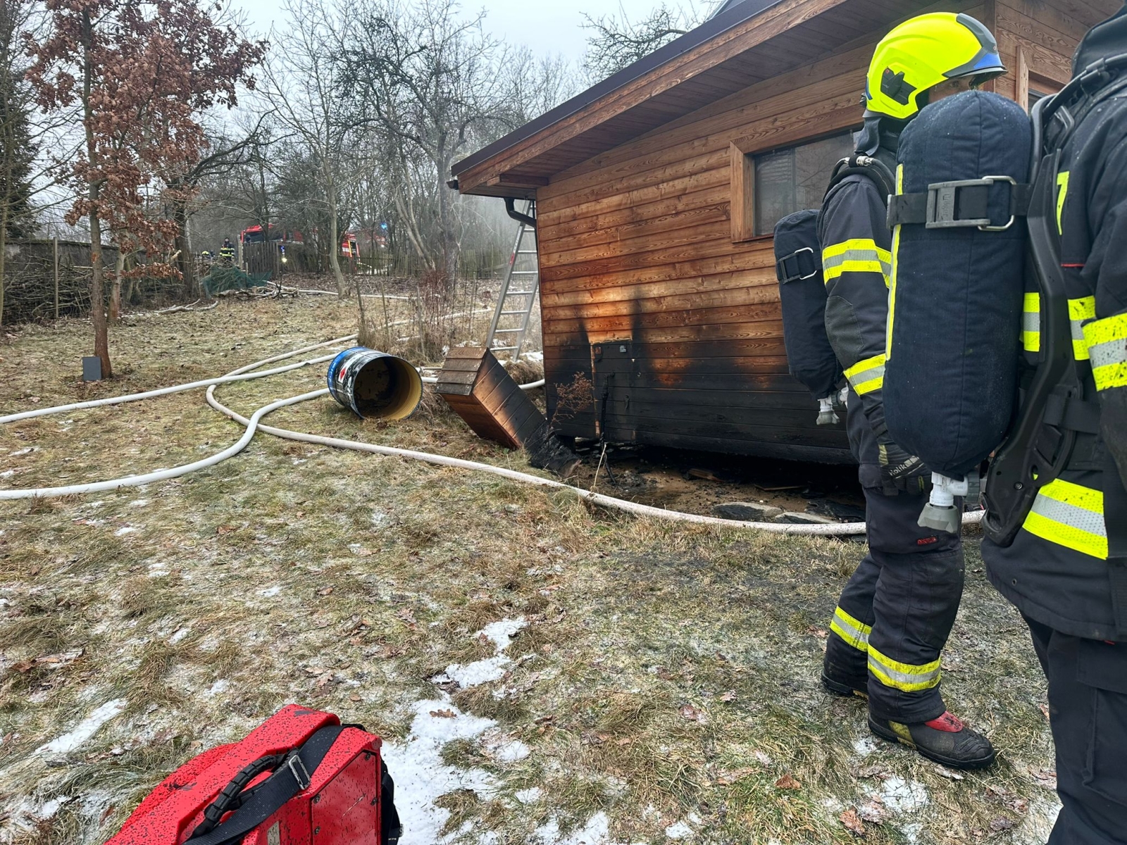 002-Požár dřevěné chaty v obci Kostelní Střimelice na Říčansku.jpeg