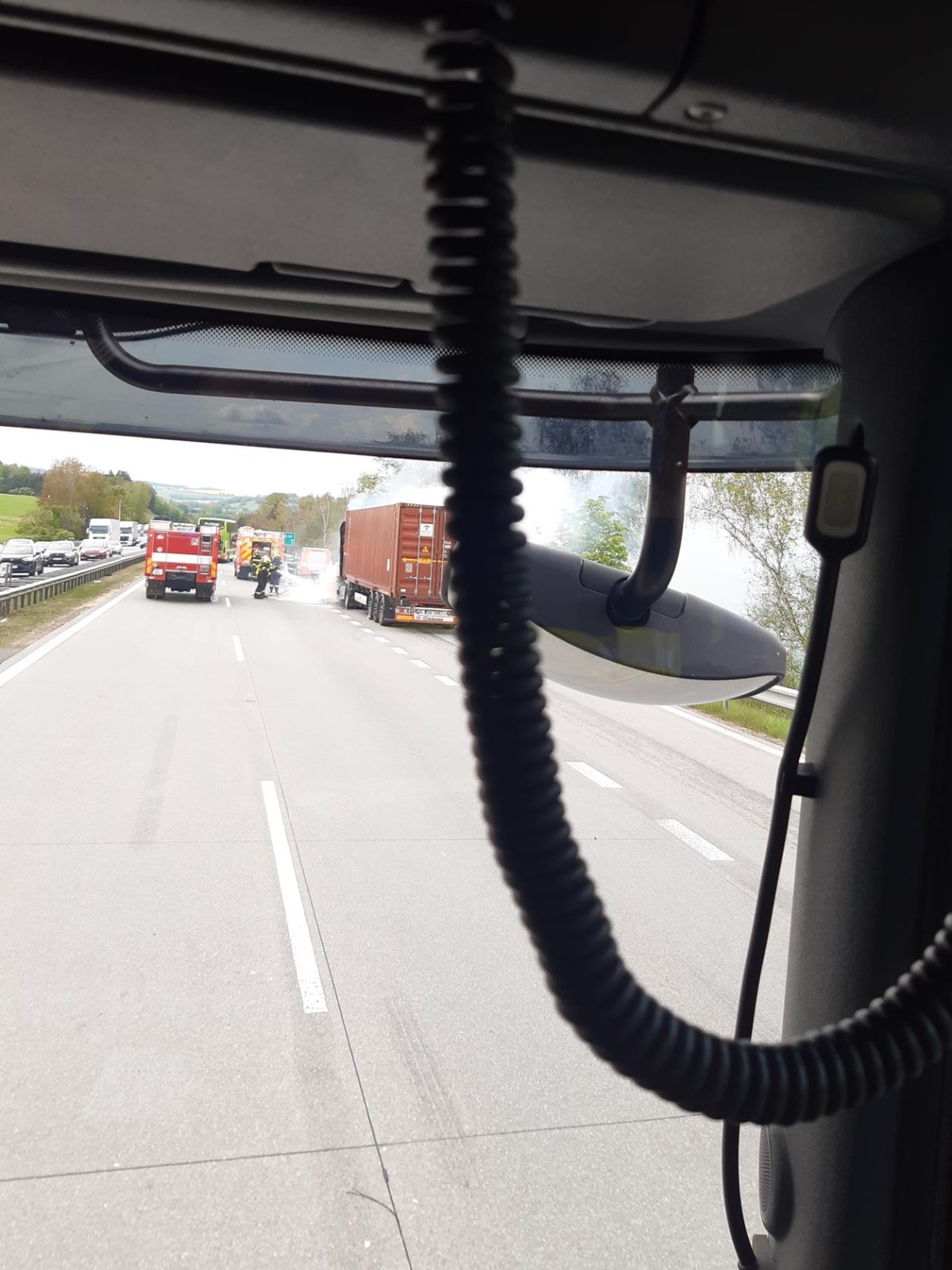 002-Požár kamionu na brněnské dálnici D1 u křižovatky Šternov na Benešovsku.jpg