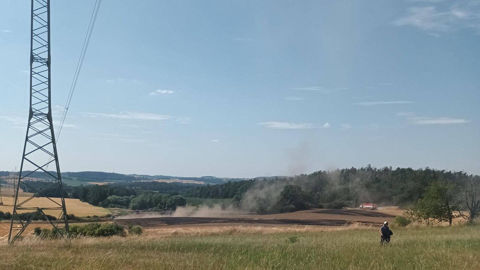 002-Požár odpadu a pole u obce Olbramovice na Benešovsku.jpg